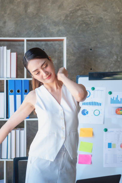 概念倦怠综合症。职场女性工作不舒服。这是由于工作不成功积累的压力和休息时间过少造成的。向精神病专家咨询。图片下载