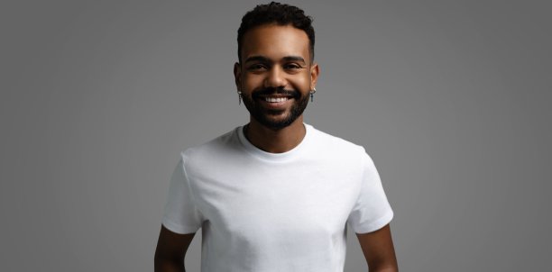 英俊的年轻非裔美国人在工作室摆姿势孤立图片下载