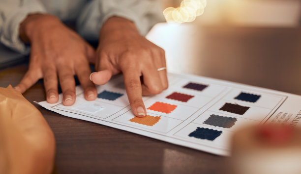 面料，样品和时装与设计师的手规划，制造和创意的小企业。图案，质地和精品店与妇女和选择纺织工业和零售图片下载