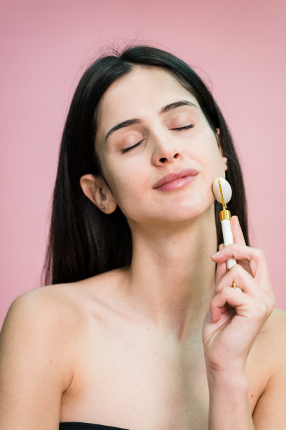 微笑的女人与面部滚动图片下载