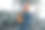 戴着手套和防护耳机。穿蓝色制服的工厂工人在室内图片下载