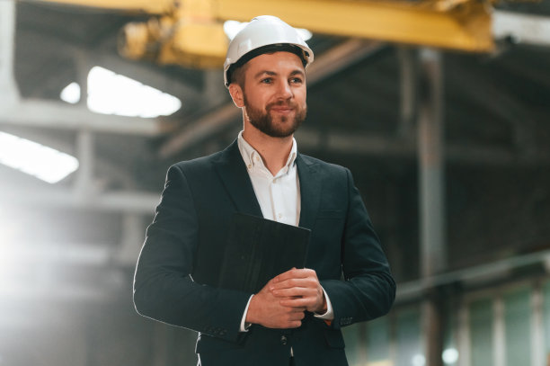 在工厂穿着黑色正装的经理肖像图片下载