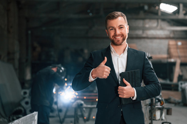 身着黑色正装的经理在工厂图片下载