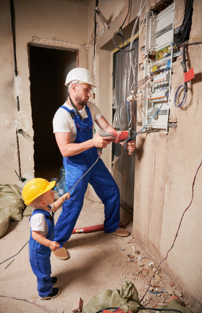 男子和儿童在公寓安装电子面板。图片下载