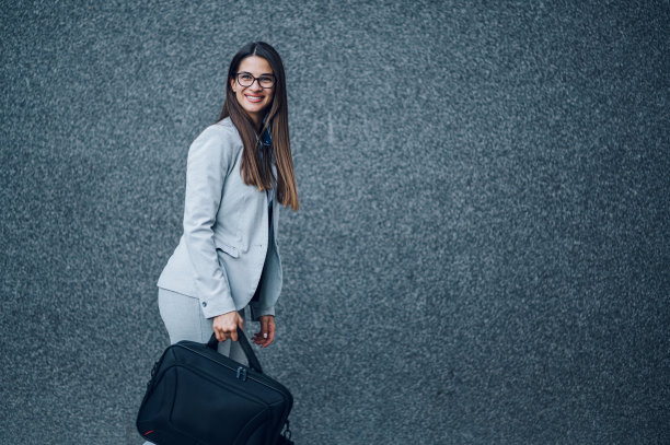 一个女商人站在办公楼外图片下载