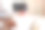 一名男子坐在沙发上脖子和肩膀疼痛。由于纤维肌痛，风湿，肩胛骨痛，办公室综合症和人体工程学的概念图片下载