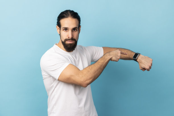 男子指着手表，对迟到表示不满图片下载