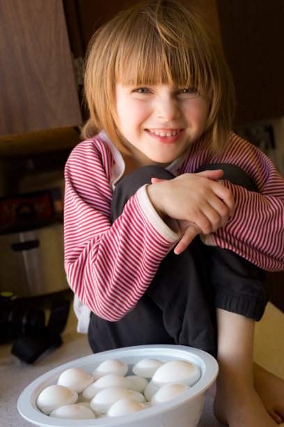 农场探险的小女孩在水里放了一碗新鲜的鸡蛋图片下载