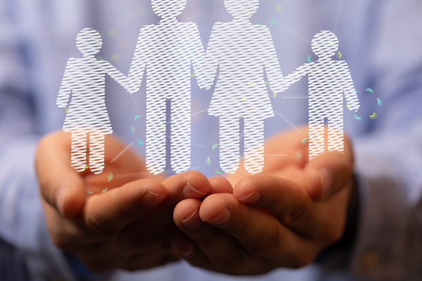 男性双手展示3D渲染的家庭图标，收养，寄养的抽象镜头图片下载