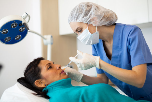 妇女在诊所接受面部美容注射图片下载