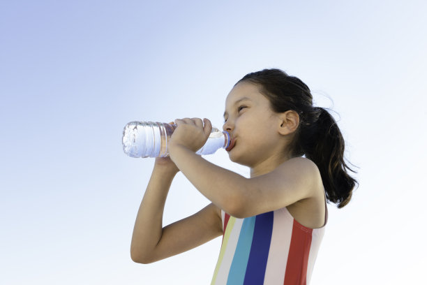 女孩喝水图片下载