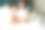 年轻男子和他的女朋友在床上玩笔记本电脑图片下载