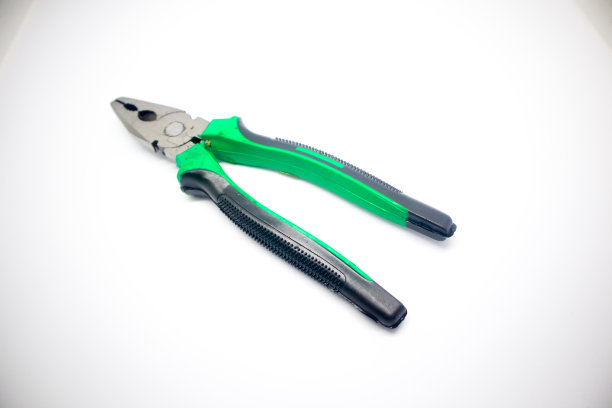 绿色钳子隔离白色背景图片下载
