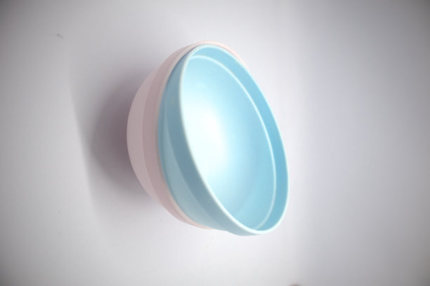 小塑料碗红色和蓝色孤立的白色背景图片下载