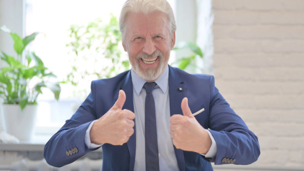 自信的老商人竖起大拇指图片下载