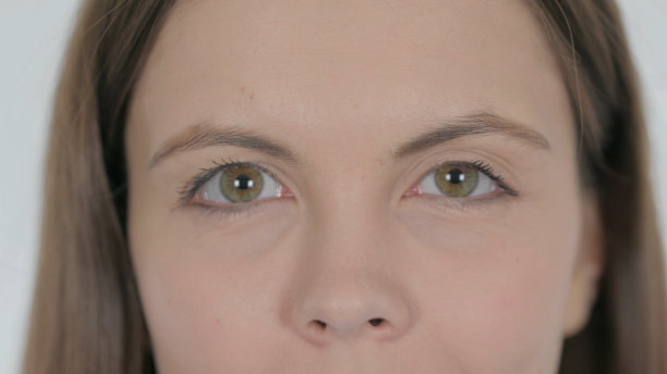 女性眨眼的眼睛特写图片下载