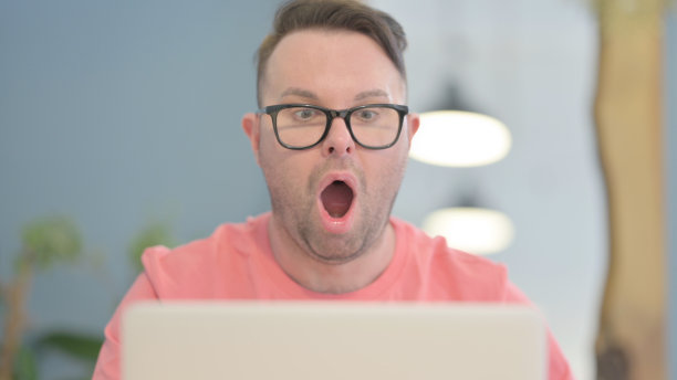 特写男子在笔记本电脑上对损失的反应图片下载