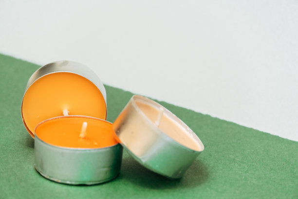 绿色和白色背景上的装饰蜡烛特写图片下载