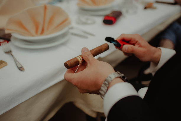 一个商人在活动中点燃雪茄的特写镜头图片下载