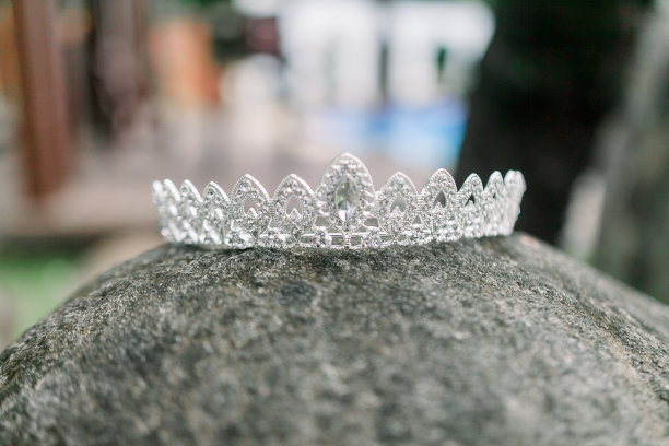 岩石上闪闪发光的钻石头饰的特写镜头图片下载