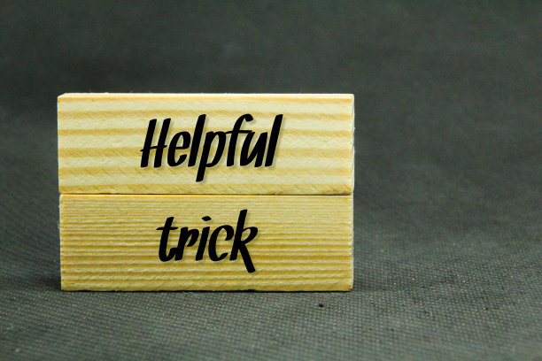 两块木板上写着“有用的把戏”图片下载