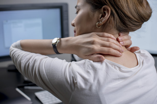 年轻的亚洲女性在办公室遭受颈部疼痛图片下载