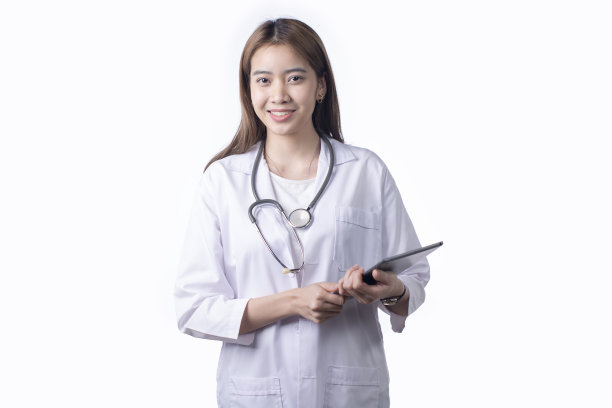 女医生被隔离在白色背景上。图片下载