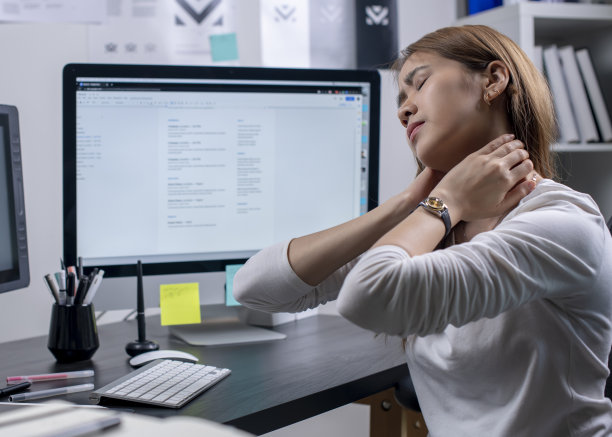 年轻的亚洲女性在办公室遭受颈部疼痛图片下载