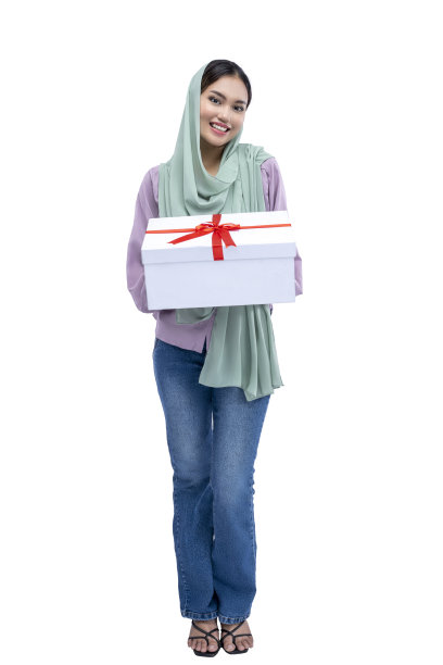 戴头巾的亚洲穆斯林妇女手持礼品盒图片下载