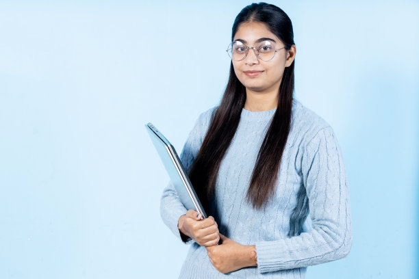 年轻的印度女孩带着笔记本电脑图片下载