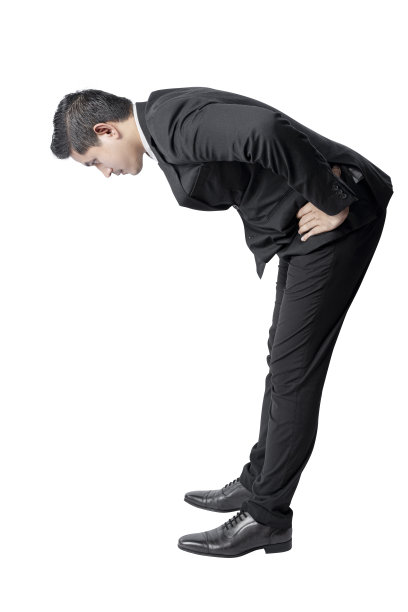 亚洲商人站着向下看图片下载