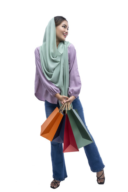 戴头巾，手提购物袋的亚洲穆斯林妇女图片下载