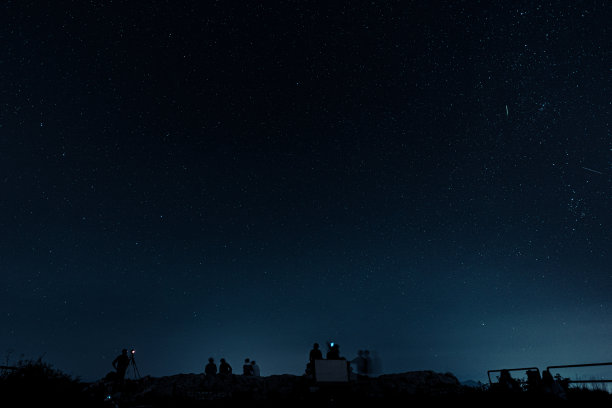 美丽的景色，黑暗的天空与星星的剪影人图片下载