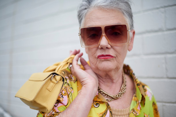 老年女性，肖像户外时尚包，时尚时尚彩妆，高级女性设计师品牌。美容，化妆品和配件，奢侈的生活方式和太阳镜与冒险的城市图片下载