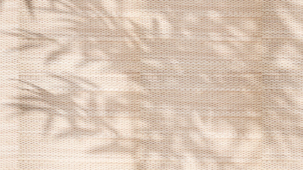 美丽柔软的热带竹叶自然斑驳的光，叶影在空白浅棕色编织草席图片下载