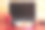 炒鸡蛋配一杯番茄汁放在红桌子上，他们拿了一台黑色笔记本电脑在家里的厨房里，一边工作一边有一台笔记本电脑图片下载