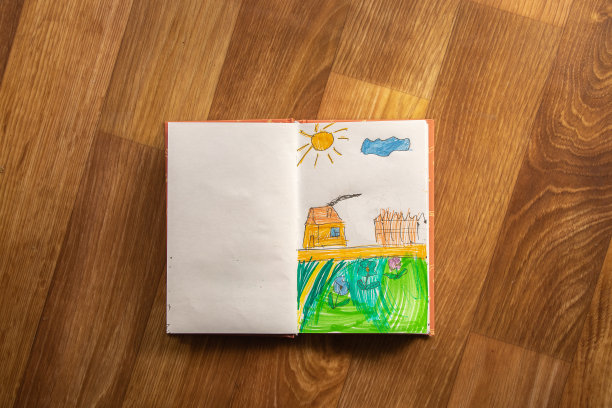 孩子在笔记本上画了一个阳光下的花房子，孩子画了一个孩子的梦想家图片下载