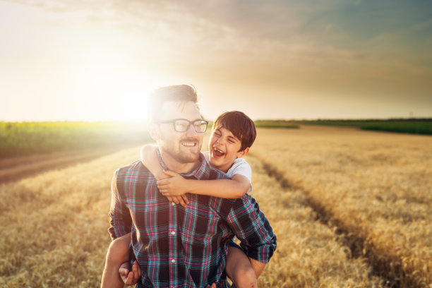 父亲和儿子在户外的场地图片下载