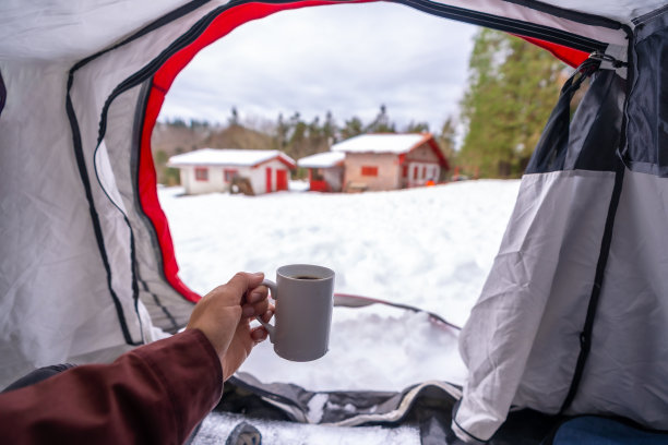 一个冬天的早晨，在帐篷里用杯子喝咖啡图片下载