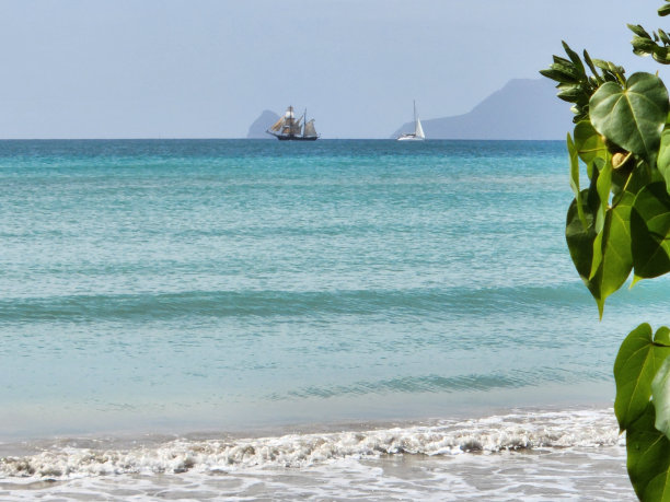 加勒比海岛上的高船和现代帆船图片下载