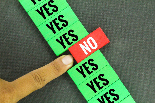 彩色木板上写着“否”和“是”。是非隔离的概念图片下载
