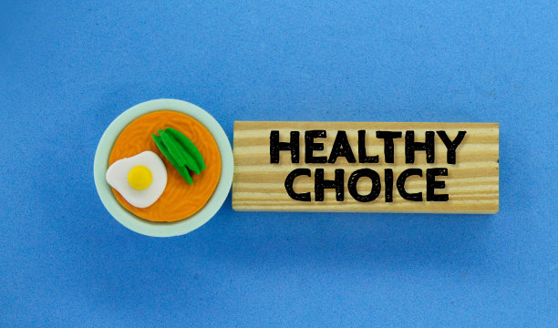 一个盛菜的碗和一块写着“健康选择”的木板图片下载