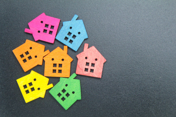 带有房地产或抵押概念的彩色小木屋，旁边有一个复制空间图片下载