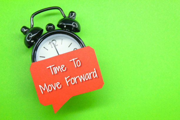 闹钟和对话中都有“时间向前进”的字样图片下载