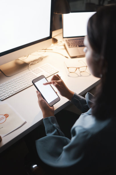 商业女性，电话和绿屏，品牌空间和广告模型，社交媒体和互联网在办公室的晚上。公司员工，工作到很晚，在模拟应用程序上发短信联系图片下载