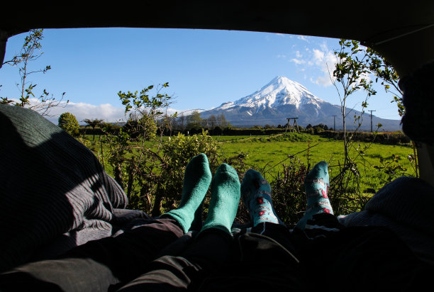 这张照片拍摄于新西兰汤加里罗沙漠国家公园，两人在雪山上露营图片下载