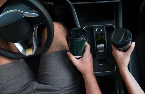 两个人在车里喝咖啡的俯视图图片下载