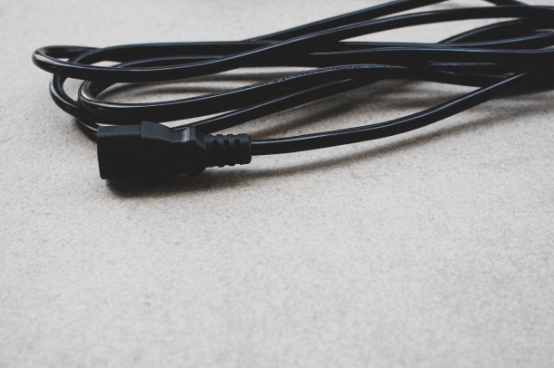白色表面上黑色电缆的特写图片下载
