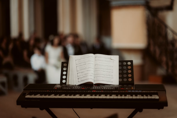 选择性聚焦拍摄教堂里一架钢琴和一本笔记图片下载