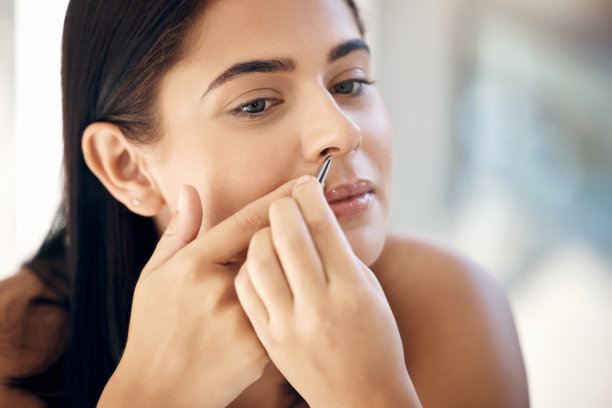 美容，鼻子镊子和美容护理的妇女做皮肤护理和脱毛清洁。年轻人做面部保健，面部和头发保健美容皮肤科治疗图片下载